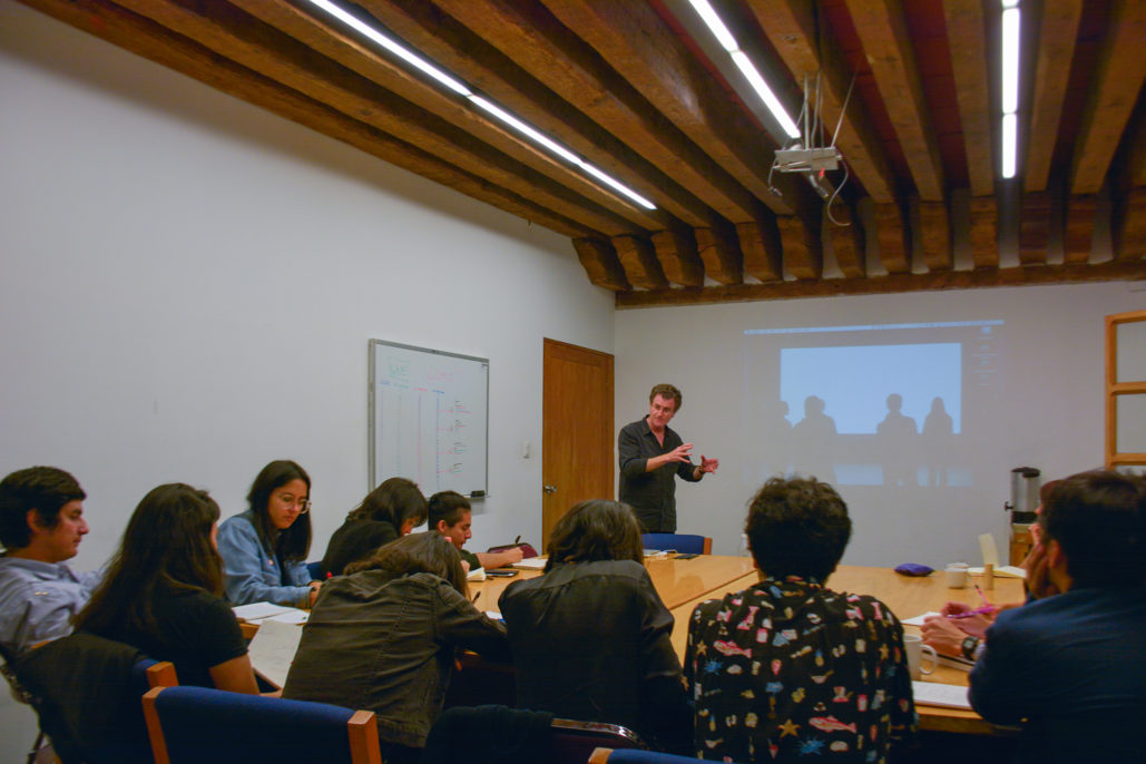 Alfredo Jaar en el Seminario de Producción Fotográfica, 2017. Cortesía del Centro de la Imagen